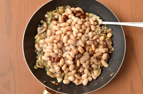 Фасоль обжаренная с грибами