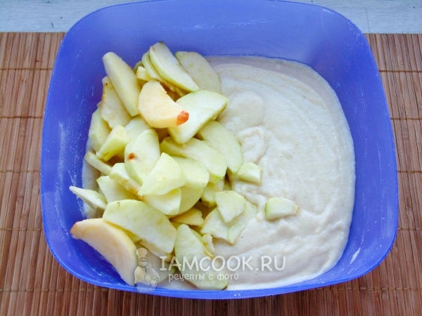 Положить яблоки в тесто