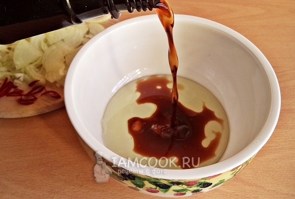 Влить уксус