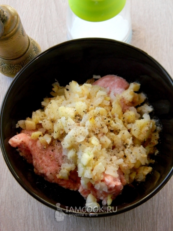 Соединить мясо, лук с яблоком и соль с перцем