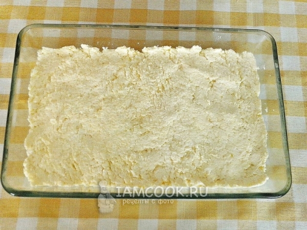 Выложить творожную массу в форму