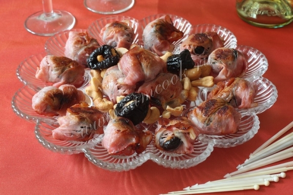 Фото закуски из чернослива в беконе