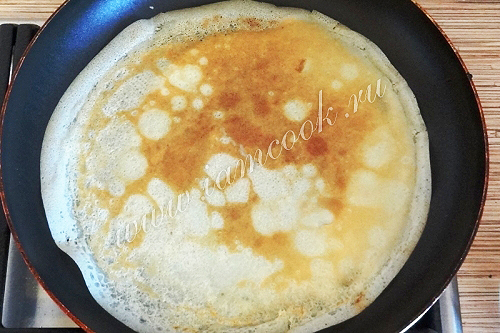 Обжариваем сливочно-крахмальные блины