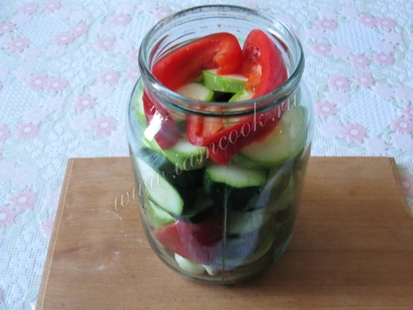 Кабачки с перцем и зеленью