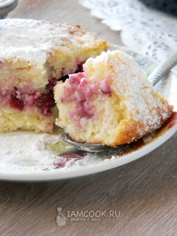 Готовая творожно-кокосовая запеканка с ягодами