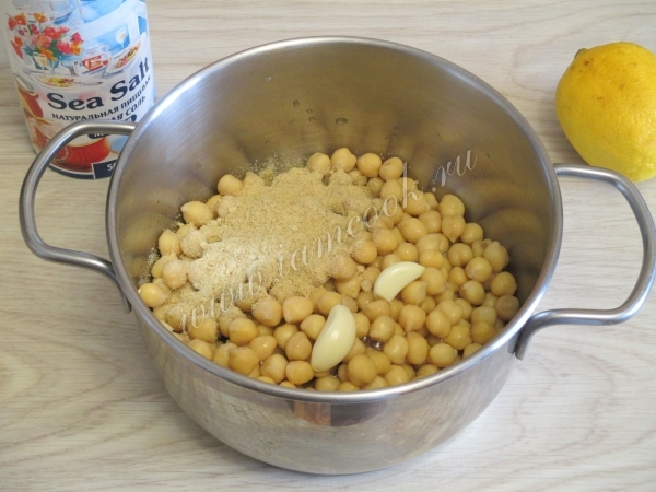 К нуту добавить чеснок и приправы