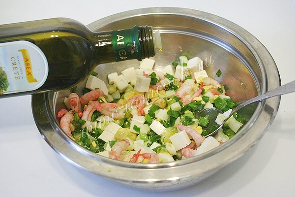 салат из креветок и сыра фета
