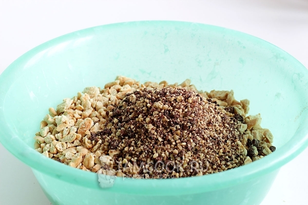 Всыпать к печенью шоколадно-ореховую крошку