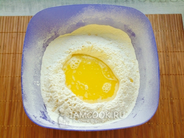 Влить в муку дрожжевую смесь и масло