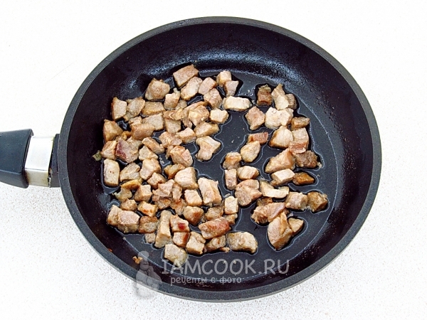 Обжарить мясо