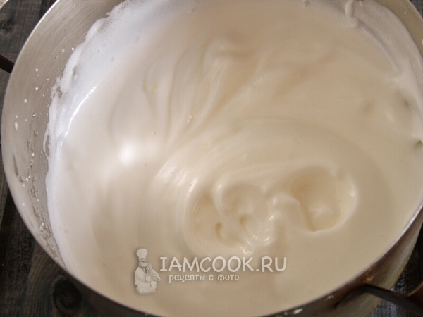 Взбить белки с сахаром
