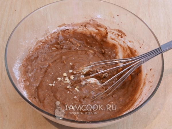 Всыпать в тесто какао и орехи