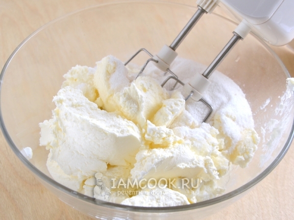 Взбить творог с сахаром и сливочным сыром