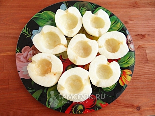 Вырезать из груши серединку