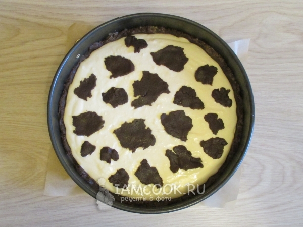 Украсить кусочками теста