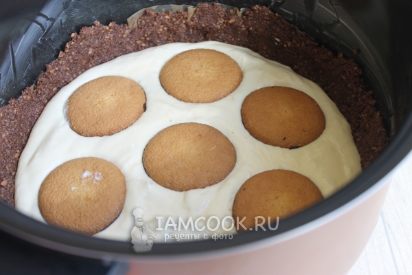 Выложить творожную массу и печенье