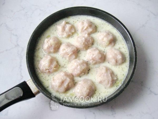 Положить тефтели в соус