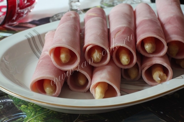 Фото закуски из ветчины и спаржи