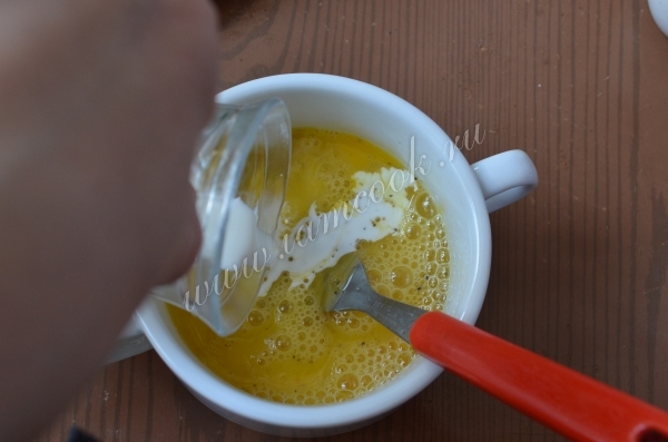 Влить молоко