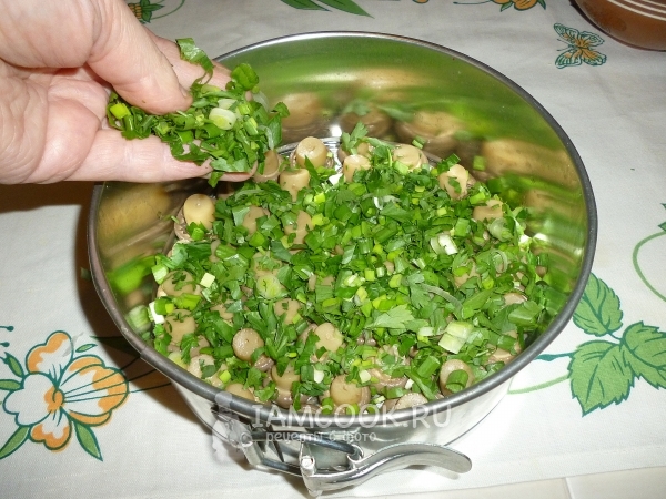 Посыпать зеленью