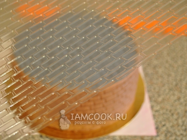 Покрыть бока торта мастикой