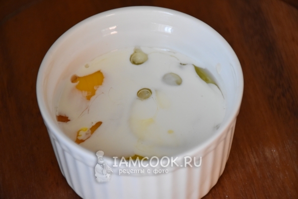 Добавить яйцо и сливки