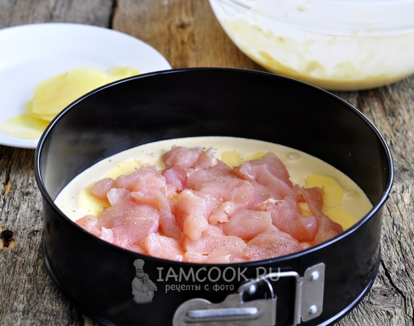 Выложить слой мяса