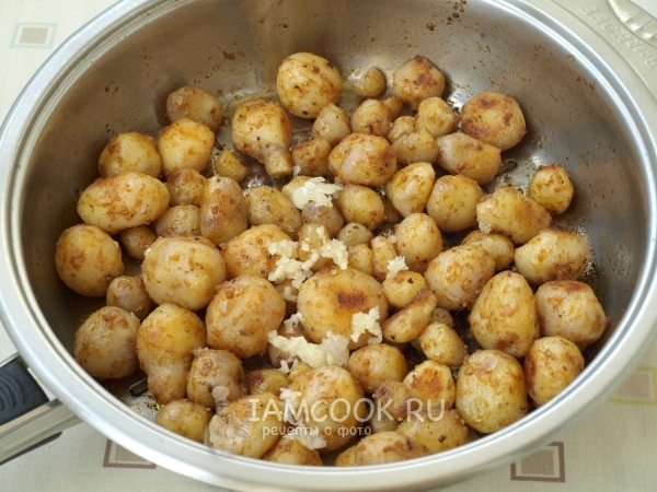 Положить чеснок