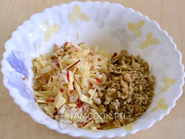 Измельчили и добавили орехи с яблоками