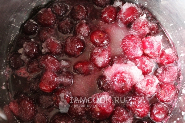 Размешать вишню с сахаром