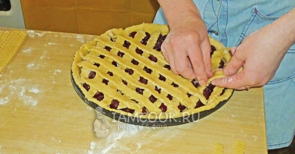 Сделать из полосок теста сеточку