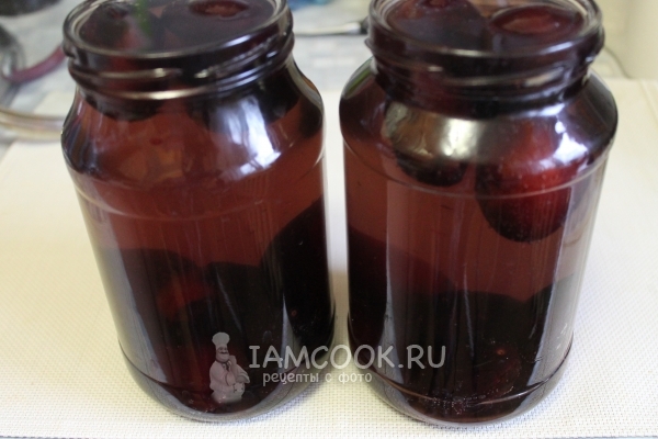 Залить банку со сливами сиропом