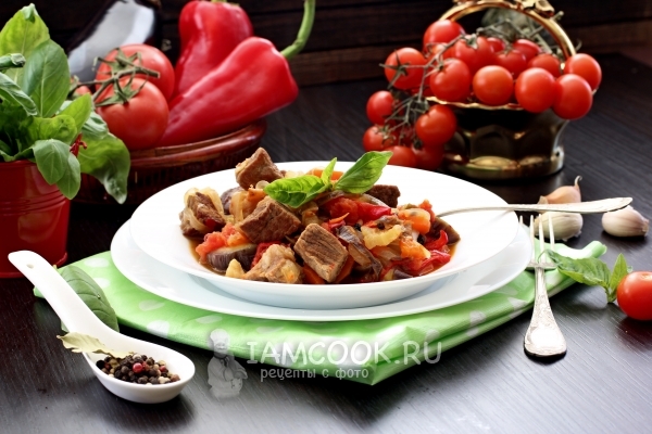 Рецепт говядины с тушенными помидорами, луком и болгарским перцем
