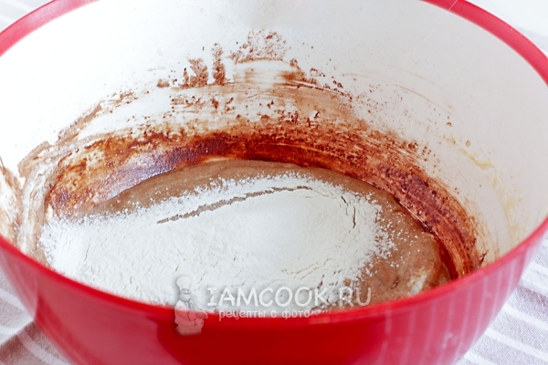 Всыпать какао и муку