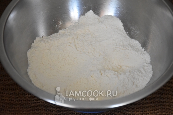 Смешать муку, сахар и соль