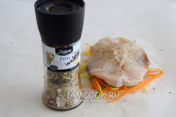 Положить на пергамент овощи и рыбу в специях
