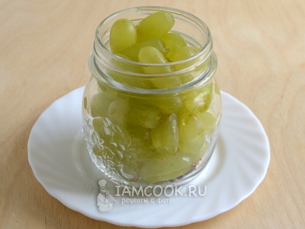 Положить виноград в баночку