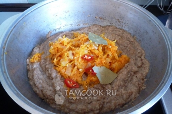 Положить зажарку и специи