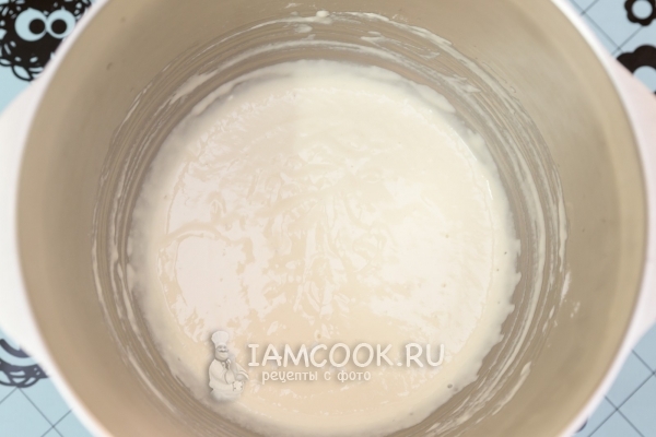 Смешать воду с дрожжами и мукой