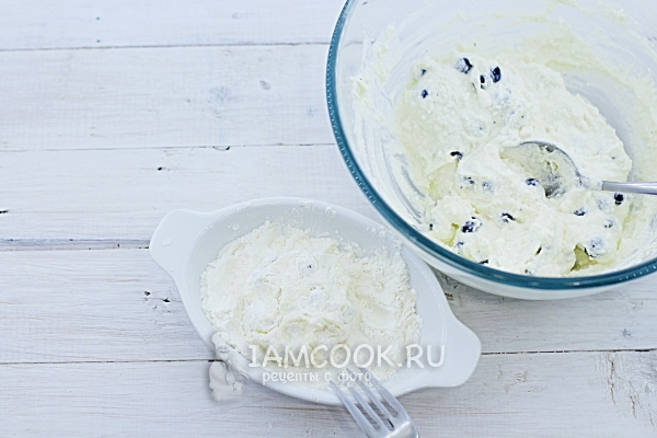 Обвалять сырники в муке