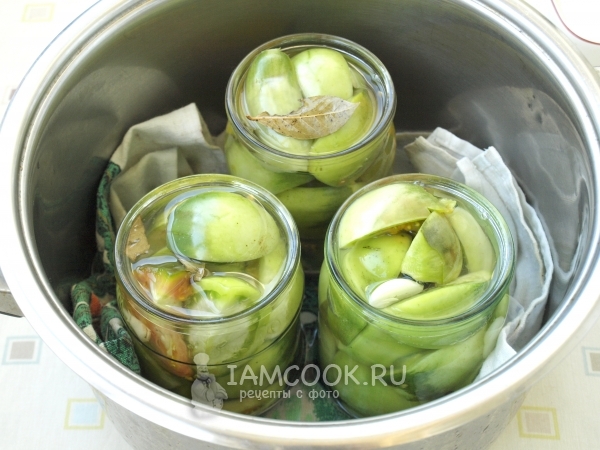 Поставить банки в кастрюлю на полотенце