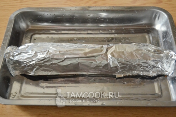 Завернуть рулет в фольгу