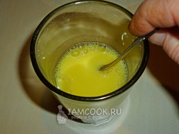 Соединить горчицу, соль и воду