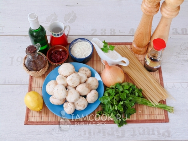 Ингредиенты для вегетарианского «бефстроганова» с грибами