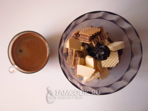 Положить в блендер масло и вафли