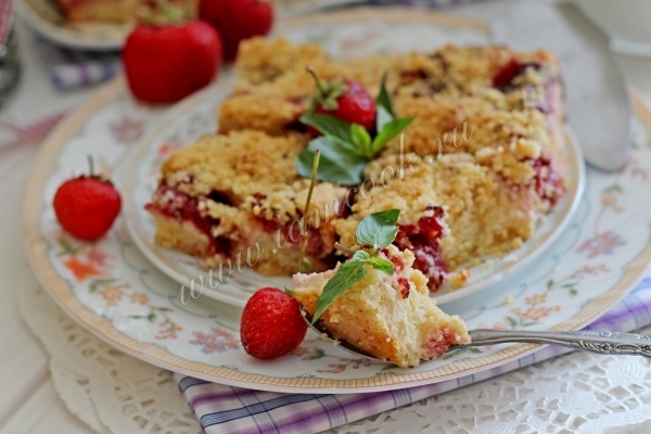 Насыпной клубничный пирог