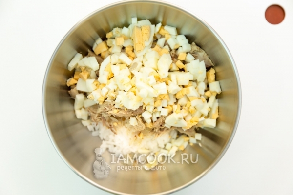 Добавить нарезанные яйца