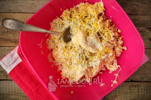 Положить майонез и молотый перец