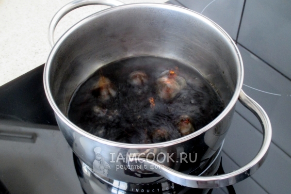 Влить соевый соус