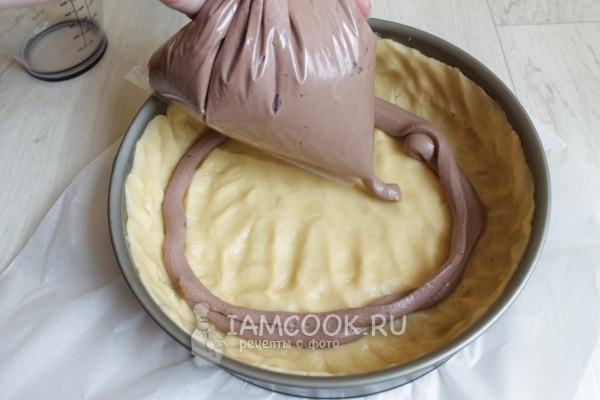 Выложить шоколадную начинку